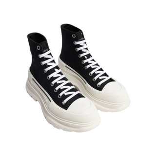 Planet Luxury Brands imzalı, siyah kanvas ve beyaz deri detaylı, kalın kauçuk tabanlı yüksek bilekli McQueen sneaker.