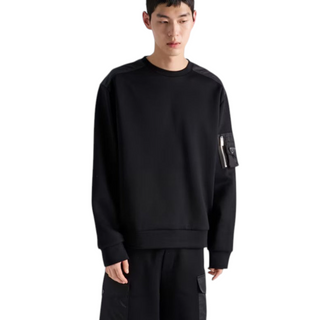 Planet Luxury Brands Prada erkek siyah teknik kumaş sweatshirt, kolunda Re-Nylon detaylı metal logo ve yuvarlak yaka