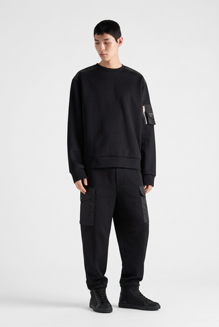Planet Luxury Brands imzalı, kollu metal logolu ve Re-Nylon detaylı siyah Prada erkek teknik kumaş sweatshirt
