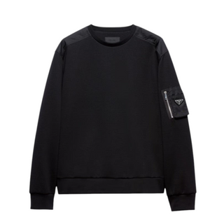 Planet Luxury Brands siyah Prada teknik kumaş sweatshirt, kolunda fermuarlı cep ve metal logo detayı ile.