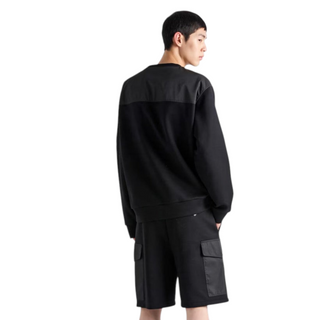 Planet Luxury Brands imzalı, sırt detaylı siyah Prada erkek teknik kumaş sweatshirt giyen modelin arkadan görünümü.