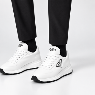 Planet Luxury Brands beyaz renkli, logo detaylı, kalın tabanlı ve yağmur geçirmez kumaştan üretilmiş kadın sneakers