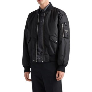 Planet Luxury Brands siyah Re-Nylon erkek bomber ceket, fermuarlı kapama ve kol cebi detaylı normal kesim tasarım.