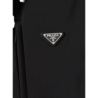 Planet Luxury Brands siyah erkek mont üzerinde yer alan metal Prada logo detayı ve fermuarlı göğüs cebi