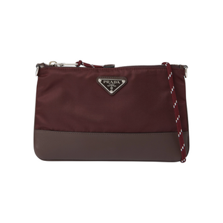 Planet Luxury Brands bordo Re-Nylon ve kahverengi deri detaylı, gümüş logolu fermuarlı Speedrock çanta