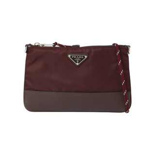 Planet Luxury Brands bordo Re-Nylon ve kahverengi deri detaylı, gümüş logolu fermuarlı Speedrock çanta