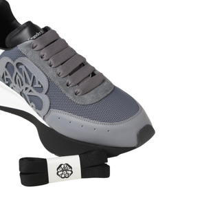 Planet Luxury Brands gri Alexander Mcqueen erkek sneaker, dana derisi ve file detaylı, kalın kauçuk tabanlı tasarım.