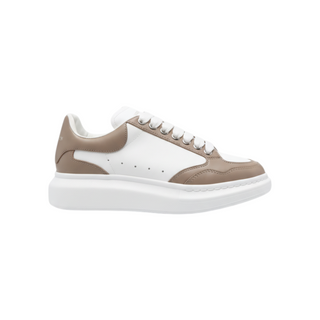 Planet Luxury Brands McQueen beyaz ve bej renkli, kalın tabanlı, yuvarlak burunlu erkek deri sneaker modeli.