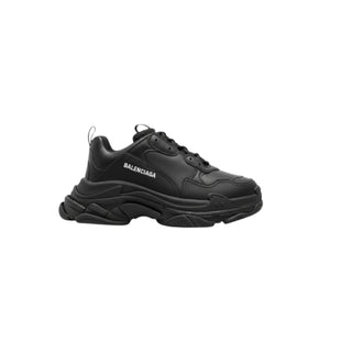 Planet Luxury Brands imzalı, siyah deri tasarımlı ve kalın tabanlı Balenciaga Triple S erkek sneaker modeli