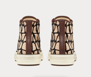 Planet Luxury Brands bej ve siyah V logolu, yüksek bilekli, kalın tabanlı erkek sneaker arkadan görünüm