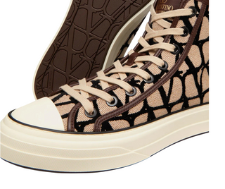 Planet Luxury Brands bej ve siyah renkli, V logolu, kalın tabanlı yüksek bilekli erkek sneaker ayakkabı.