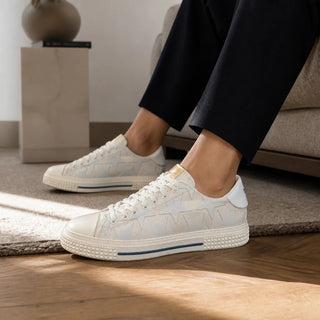 Planet Luxury Brands beyaz yıldız desenli, kalın kauçuk tabanlı ve yuvarlak burunlu şık erkek sneakers modeli