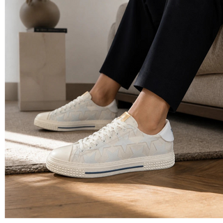 Planet Luxury Brands beyaz yıldız desenli, kalın kauçuk tabanlı ve yuvarlak burunlu şık erkek sneakers modeli