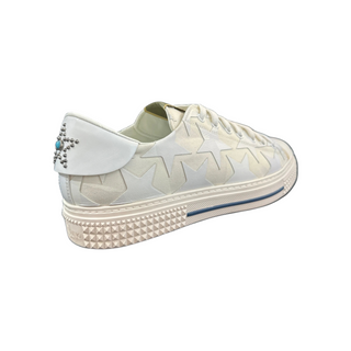 Planet Luxury Brands beyaz yıldız desenli, topuk kısmında zımba ve taş detaylı kalın tabanlı erkek sneakers