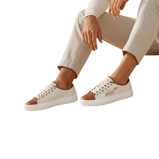 Planet Luxury Brands Caelum bej kanvas ve deri sneaker giyen güneş gözlüklü erkek model