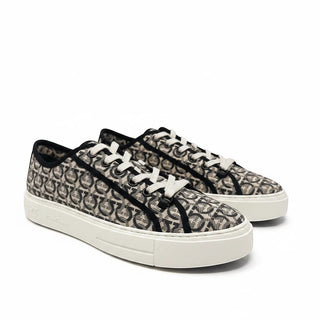 Planet Luxury Brands krem rengi, logo baskılı, yuvarlak burunlu ve kauçuk tabanlı Ferragamo alçak kesim sneaker