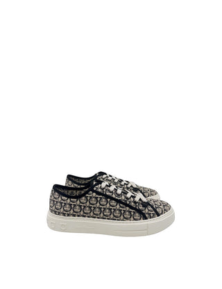 Planet Luxury Brands krem rengi, logo baskılı, yuvarlak burunlu ve kauçuk tabanlı Ferragamo alçak kesim sneaker.