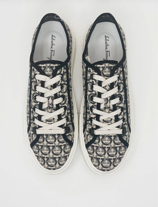 Planet Luxury Brands Ferragamo krem rengi logo baskılı yuvarlak burunlu kauçuk tabanlı alçak kesim sneaker