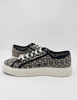 Planet Luxury Brands Ferragamo krem rengi logo baskılı yuvarlak burunlu kauçuk tabanlı alçak kesim sneaker