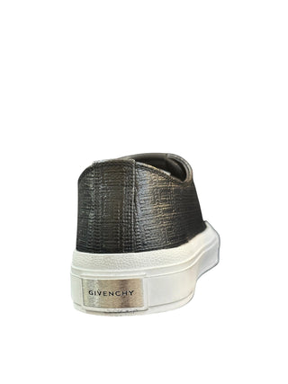 Planet Luxury Brands siyah deri Givenchy erkek sneaker, topuk kısmında metal logolu toka ve kalın beyaz taban detaylı