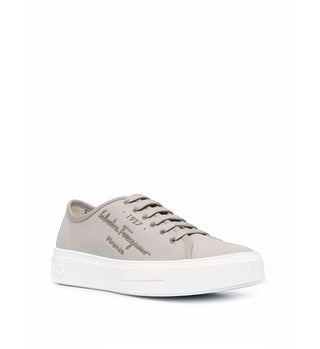 Planet Luxury Brands gri kanvas Ferragamo Mediterr erkek sneaker, kalın beyaz kauçuk tabanlı ve logo detaylı tasarım