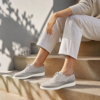 Planet Luxury Brands açık gri süet brogue detaylı bağcıklı günlük ayakkabı giyen bir model