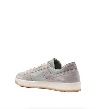 Planet Luxury Brands gri süet ve dana derisi panel detaylı erkek sneaker, metal logo ve düz taban tasarımıyla.