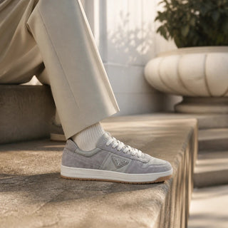 Planet Luxury Brands gri süet dana derisi erkek sneaker, yan panel ve metal logo detaylı, İtalya üretimi düz taban.