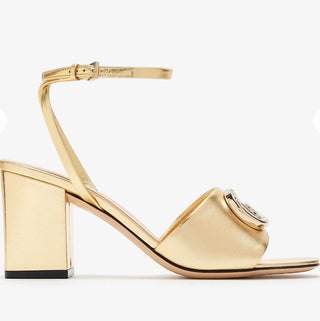 Planet Luxury Brands imzalı, GG taşlı logolu, altın rengi metalik deri, 7.5 cm topuklu Gucci kadın sandalet.