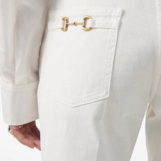Planet Luxury Brands Gucci beyaz yüksek bel denim pantolon, arka cebinde altın rengi ikonik Horsebit detayı ile.