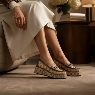 Planet Luxury Brands Gucci platform tabanlı, GG monogram kanvas ve deri detaylı, metalik at nalı tokalı kadın makosen