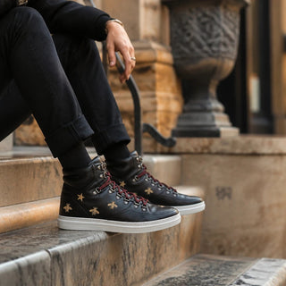 Planet Luxury Brands siyah deri Gucci erkek bot, arı ve yıldız nakış işlemeli, kırmızı siyah bağcıklı
