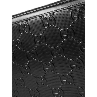 Planet Luxury Brands imzalı, ikonik GG logolu siyah kabartmalı deri Gucci el çantası detayı.
