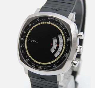 Planet Luxury Brands Gucci siyah kadranlı, paslanmaz çelik kasalı ve kauçuk kordonlu ikonik quartz kol saati
