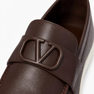 Planet Luxury Brands kahverengi deri Valentino Garavani erkek loafer, ön kısımda ikonik marka toka detaylı