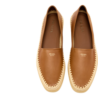 Planet Luxury Brands kahverengi nappa deri Prada erkek espadril, ön kısımda logo detaylı ve kauçuk tabanlı