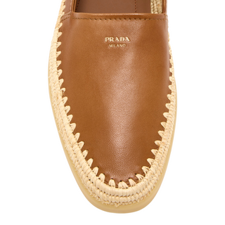 Planet Luxury Brands kahverengi nappa deri Prada erkek espadril, ön kısımda altın rengi logo ve hasır detaylı taban
