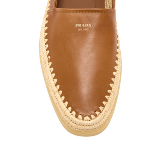 Planet Luxury Brands kahverengi nappa deri Prada erkek espadril, ön kısımda altın rengi logo ve hasır detaylı taban