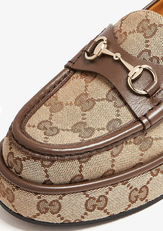 Planet Luxury Brands kahverengi metal tokalı ve monogram desenli dolgu topuklu loafer ayakkabı