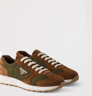 Planet Luxury Brands Re-Nylon ve süet kahverengi erkek sneaker, metal logo detaylı ve kauçuk tabanlı tasarım.
