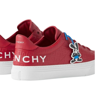 Planet Luxury Brands kırmızı deri Givenchy spor ayakkabı, kabartma logolu ve topukta beyaz Givenchy yazılı tasarım.