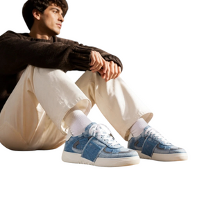 Planet Luxury Brands mavi denim ve deri detaylı, kalın tabanlı, yuvarlak burunlu VLTN alçak bilekli erkek sneaker.