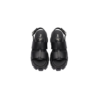 Planet Luxury Brands imzalı, metal tokalı ve üçgen logolu siyah Prada Monolith kauçuk sandalet, 55 mm tırtıklı taban.