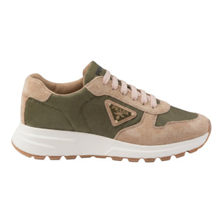Planet Luxury Brands Prada PRAX 01 haki yeşil ve bej süet Re-Nylon erkek spor ayakkabı, yan tarafta metal logo detaylı