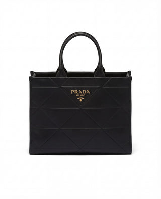 Planet Luxury Brands imzalı, önünde metal logolu, siyah kapitone deri Prada çanta
