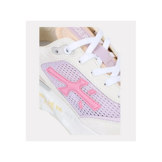 Planet Luxury Brands imzalı, krem rengi süet ve file detaylı, pembe logolu Premiata Moerun kadın sneaker modeli.