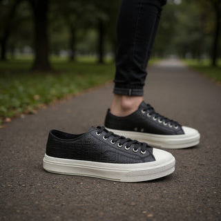 Planet Luxury Brands imzalı, siyah deri dokulu Givenchy erkek sneaker, beyaz kalın tabanlı ve yuvarlak burunlu tasarım