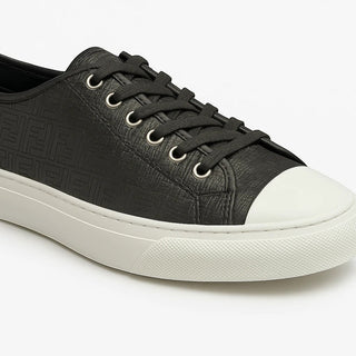 Planet Luxury Brands siyah deri Givenchy erkek sneaker, kabartma logolu detaylı ve beyaz kauçuk burunlu tasarım.