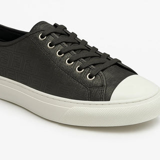 Planet Luxury Brands siyah deri Givenchy erkek sneaker, kabartma logolu detaylı ve beyaz kauçuk burunlu tasarım.