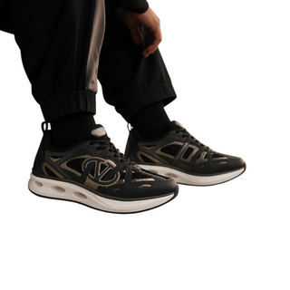 Planet Luxury Brands Valentino Garavani VLogo Easy Jog siyah deri erkek sneaker, yan profil ve logo detaylı tasarım